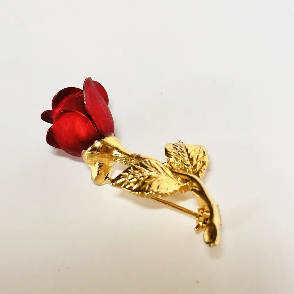Vintage Giovanni Single Red Rose Flower Brooch Pin Gold Tone Boutonniere Lapel